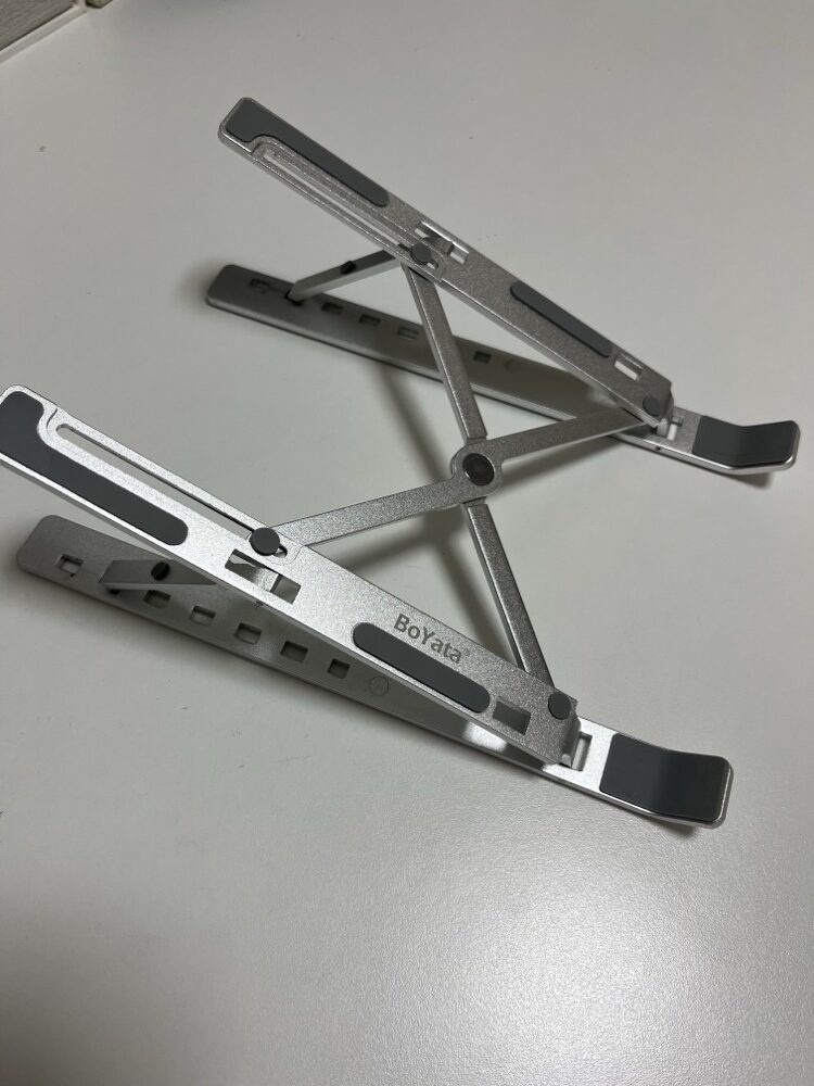 折りたたみ式のノートパソコンスタンド BoYata