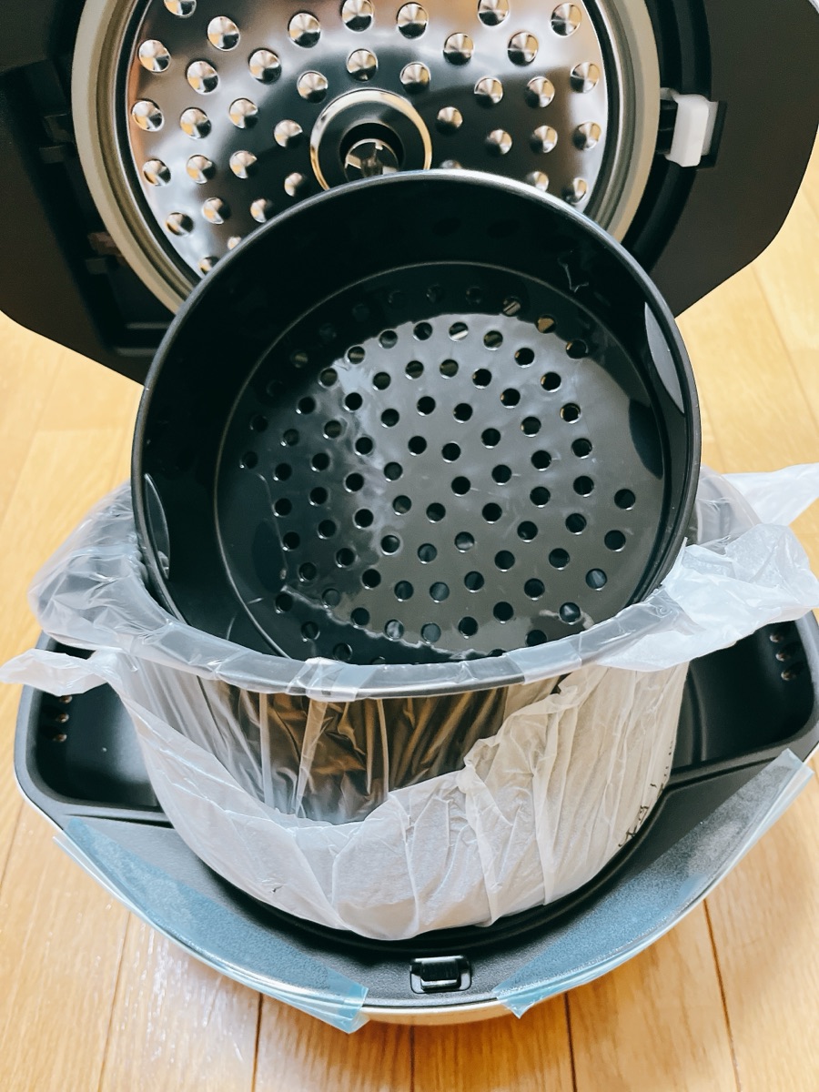 新品のホットクックの内鍋と蒸しトレーなどのパーツ類