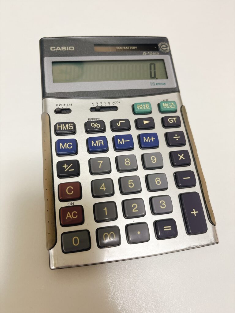 長く使っている経理用の電卓 カシオ JS-12eco