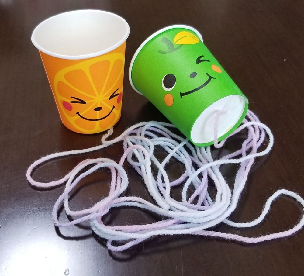 紙コップと毛糸で作った糸電話