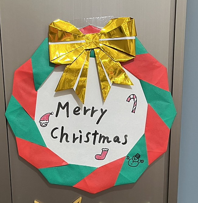 赤と緑の折り紙で作ったクリスマスリース