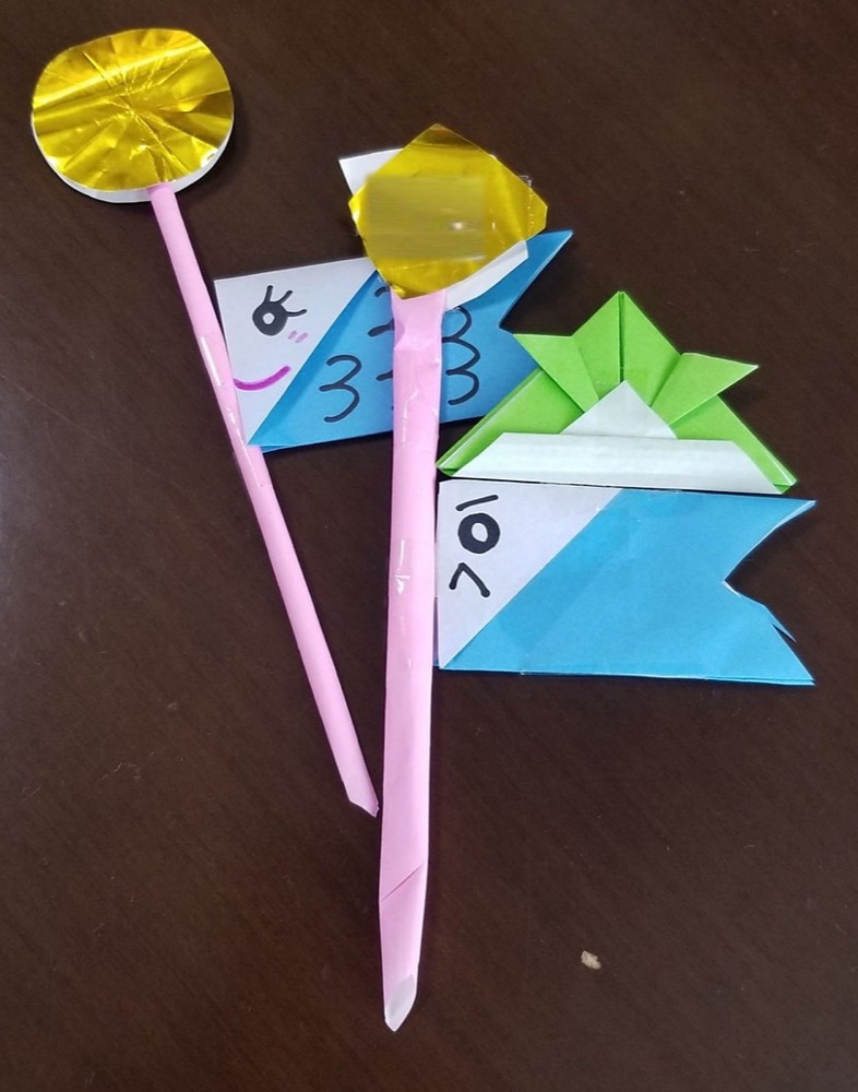 青と緑の折り紙で作ったこいのぼりとかぶと