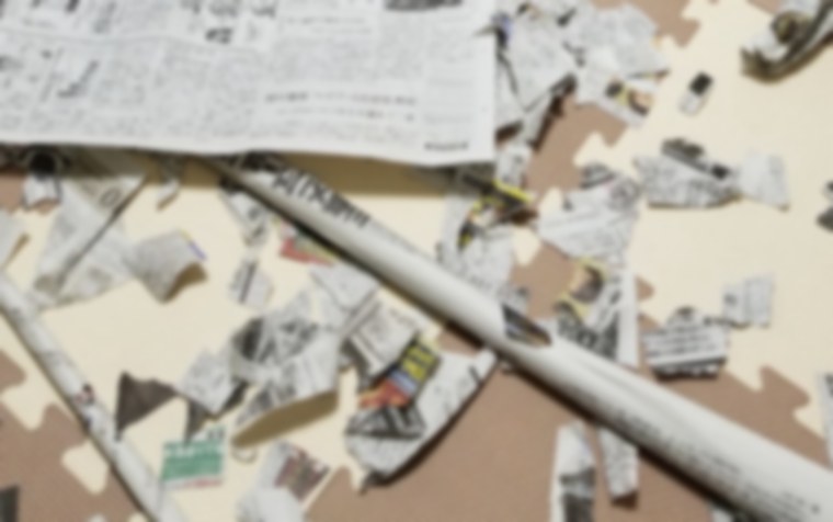細かく破いた新聞紙と、丸めて作った剣