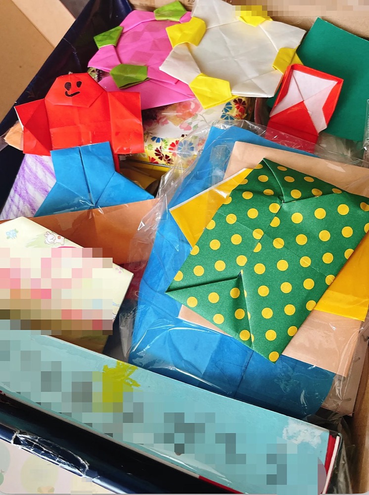 折り紙で作った作品をたくさん入れて保管している箱